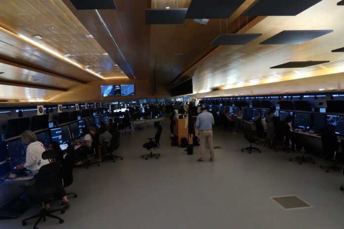 Sala principal de controladors al Centre de Control de Trànsit Aeri de Gavà Centre de Control de Trànsit Aeri
