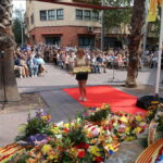 Estela Ortega, amb l’ofrenal floral d’En Comú Podem