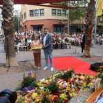 Jordi Tort i Alba Riba, amb l’ofrena floral del PSC