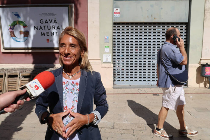 Parés, portaveu del PP gavanenc, ahir davant del Mercat del Centre Mercat del Centre