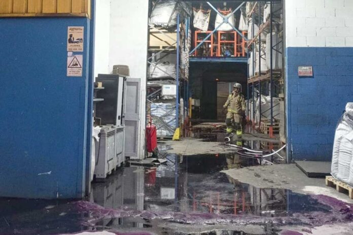 Un incendi en una empresa de Gavà fa 2 ferits