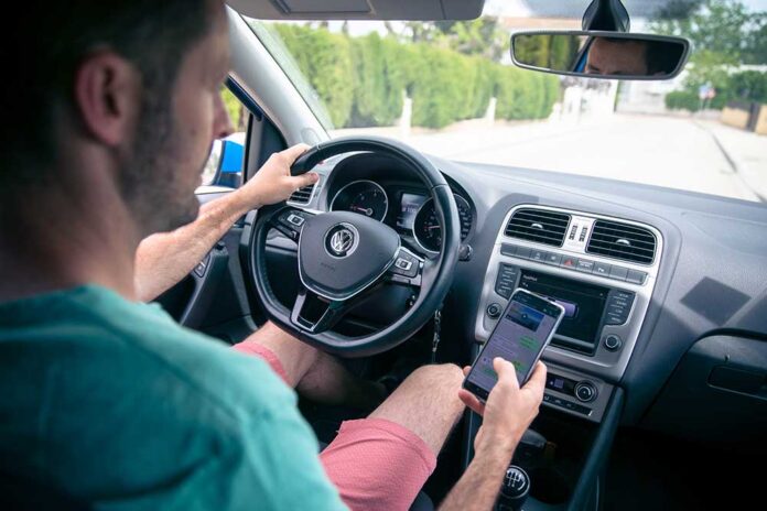 Campanya policial per reduir les distraccions durant la conducció