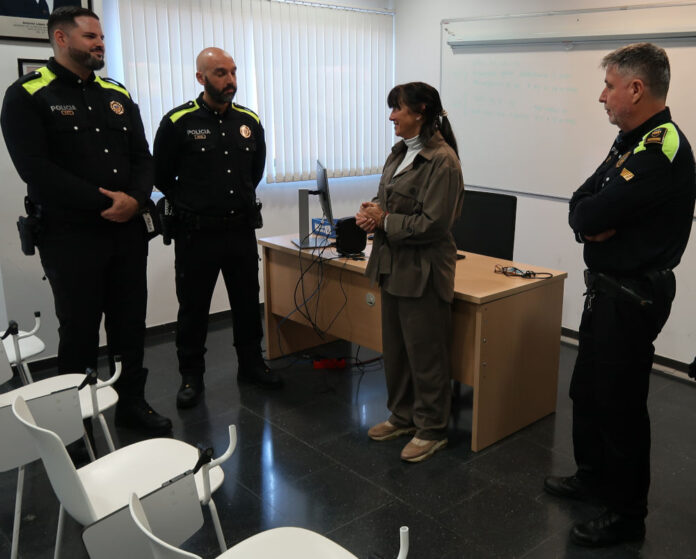 Badia i Rivas, aquest matí amb els dos agents que s'incorporen avui nous agents