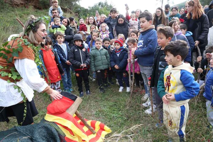 Els nens i nenes de can Tries surten a buscar el tió