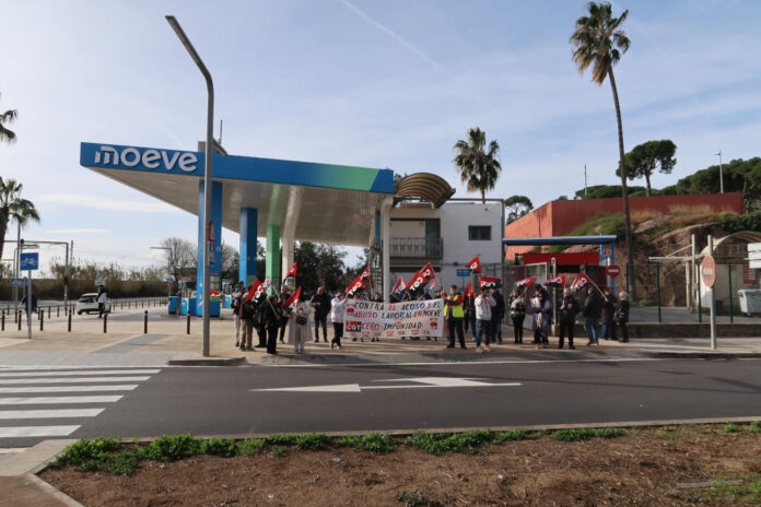 Els manifestants, aquest matí a l'estació de servei de Moeve a Gavà Moeve