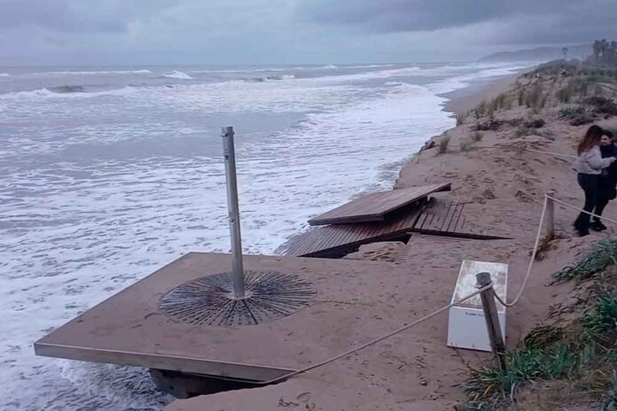 La llevantada afecta greument la platja de Gavà