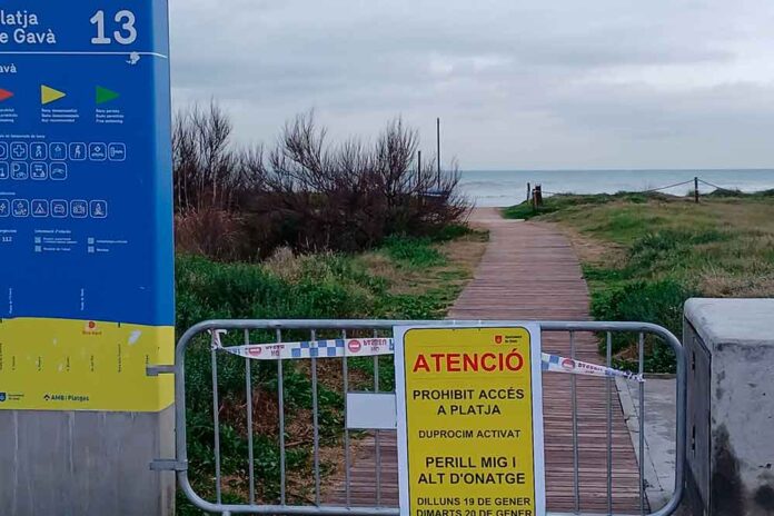 Prohibit l'accés a la platja pel temporal