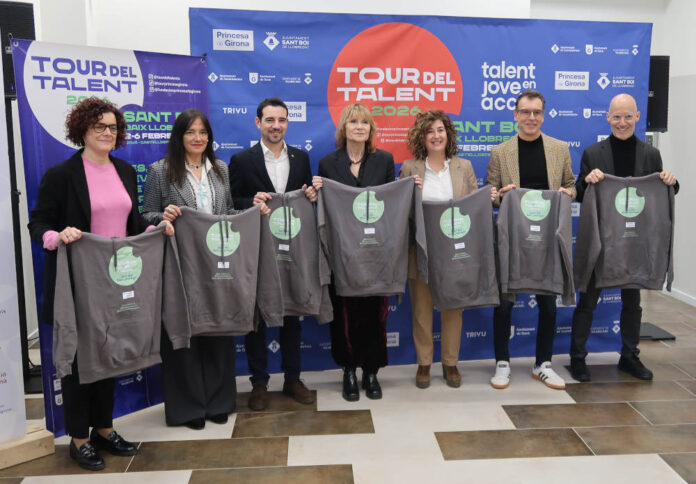 Foto de família amb les alcaldesses i l'alcalde de les quatre ciutats i els responsables del Tour del Talent Tour del Talent