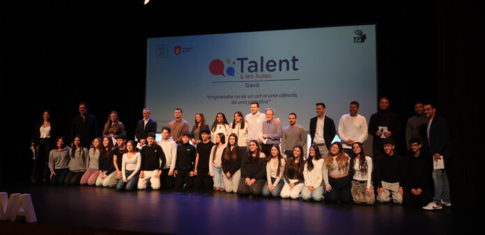 Foto de família dels integrants dels onze equips finalistes del Talent a les Aules 2026 Talent a les Aules