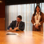 Pedret, signant en el llibre d’honor de l’Ajuntament al costat de Badia