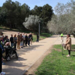 Badia, dirigint unes paraules als assistents a l’acte al costat de l’Olivera de la Pau