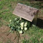 Ofrena floral a la placa que recorda totes les víctimes del terrorisme