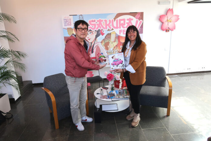 Takashi Matsuyama i Gemma Badia, exhibint els seus respectius regals Takashi Matsuyama