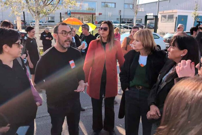 Gemma Badia dona suport els treballadors de Serra Soldadura