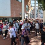 Els participants a la caminada, en el moment de la sortida de la plaça Balmes