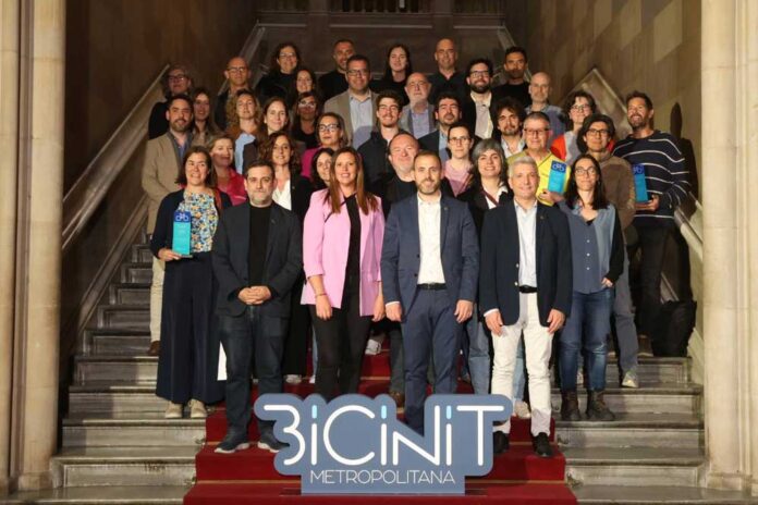 bicinit-100426 Un gavanenc rep un dels premis BICIMPULS