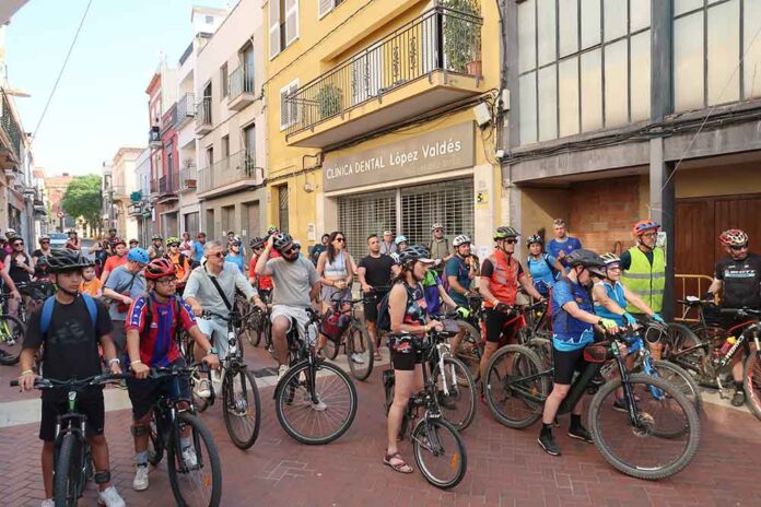 Prop de 90 persones a la bicicletada de la UME