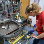 Montse Salas, reparant una bicicleta a la botiga del carrer d’Antoni Gaudí