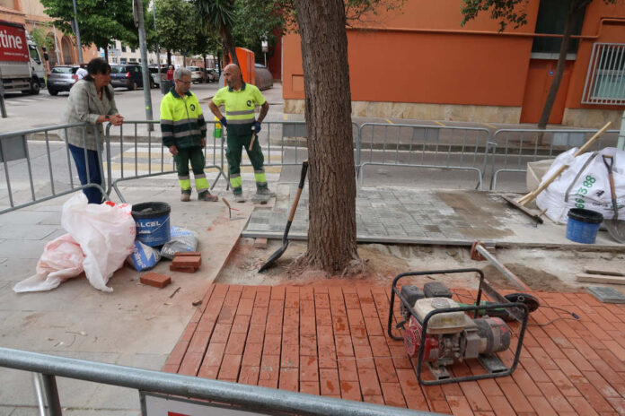 Badia, xerrant amb els operaris de PRESEC que se'n fan càrrec de l'actuació Riera de les Parets