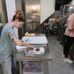 Laura i la seva col·laboradora, la Raquel, preparant productes aquest matí