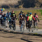 Un moment de la bicicletada a la platja de l’any passat