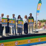Foto de família de la presentació, avui a la platja de Gavà, de la campanya metropolitana de platges sense fum