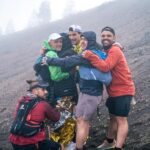 Javier, amb els altres corredors que es van aturar a ajudar al kenyà
