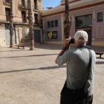 Un dels concursants, fent fotografies aquest matí a la plaça Major de Gavà