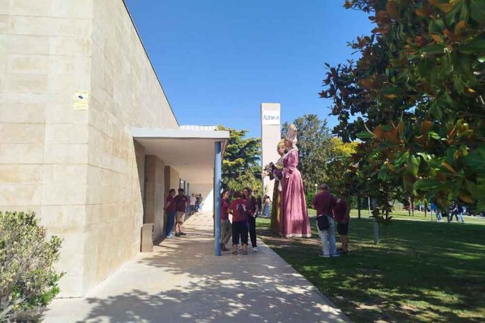 El món geganter de Gavà homenatja Joan Balaguer