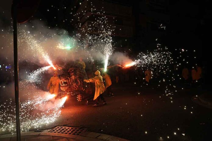 Una vintena de colles al correfoc de Festa Major
