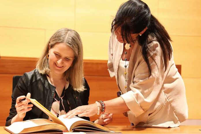 llibre-170626 La consellera de Drets Socials i Inclusió