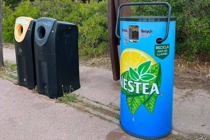 Màquines compactadores de llaunes a la platja de Gavà