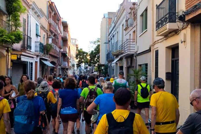 Prop de 60 persones a la caminada nocturna de la UME