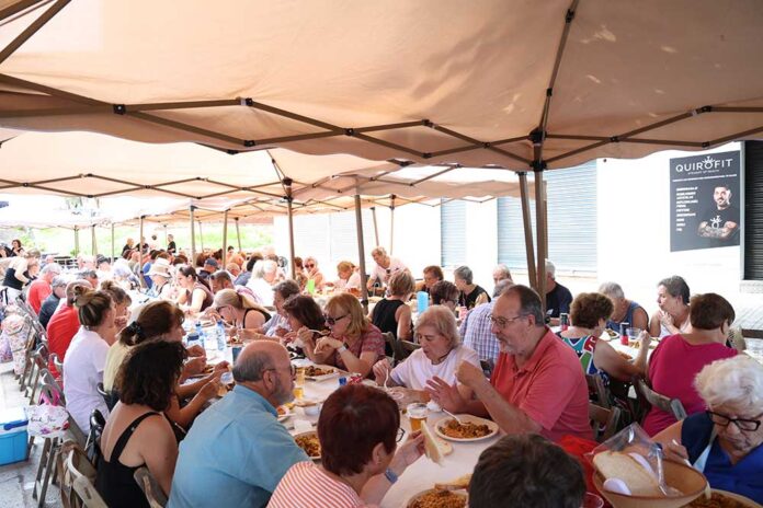 Bon ambient a la festa del barri de Les Colomeres