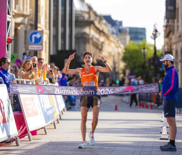 Paul McGrath, entrant a meta a l'europeu de Birmingham i aconseguint l'or a la mitja marató de marxa