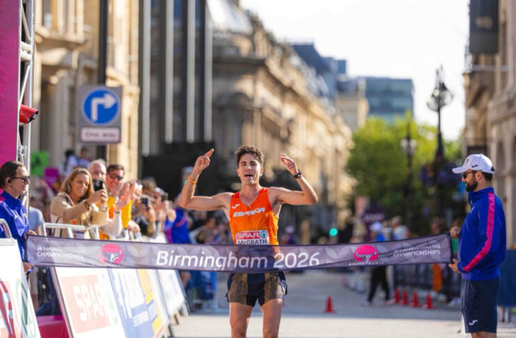 Paul McGrath, or a l’europeu d’atletisme de Birmingham Paul McGrath, entrant a meta a l'europeu de Birmingham i aconseguint l'or a la mitja marató de marxa