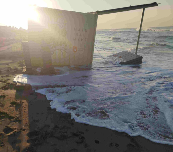 L'aigua amenaça clarament la caseta municipal de la platja de gossos