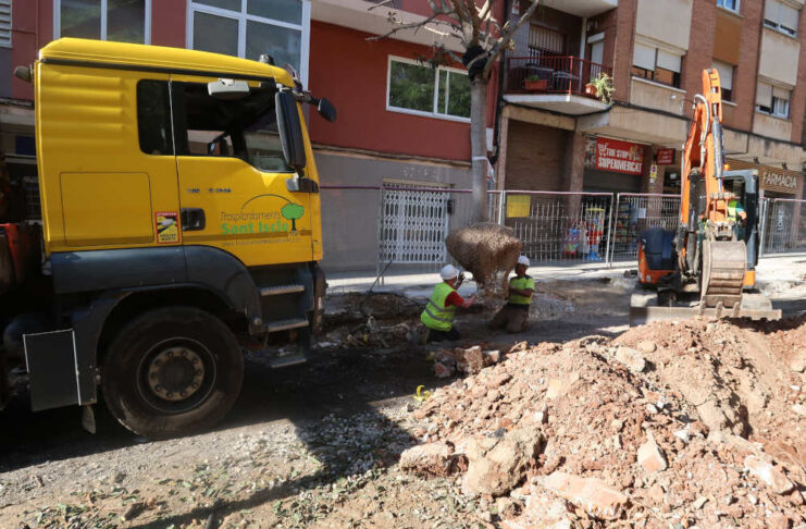 Avancen a bon ritme les obres de remodelació de l’avinguda Eramprunyà Operaris traient un dels arbres de l'avinguda Eramprunya, aquest matí