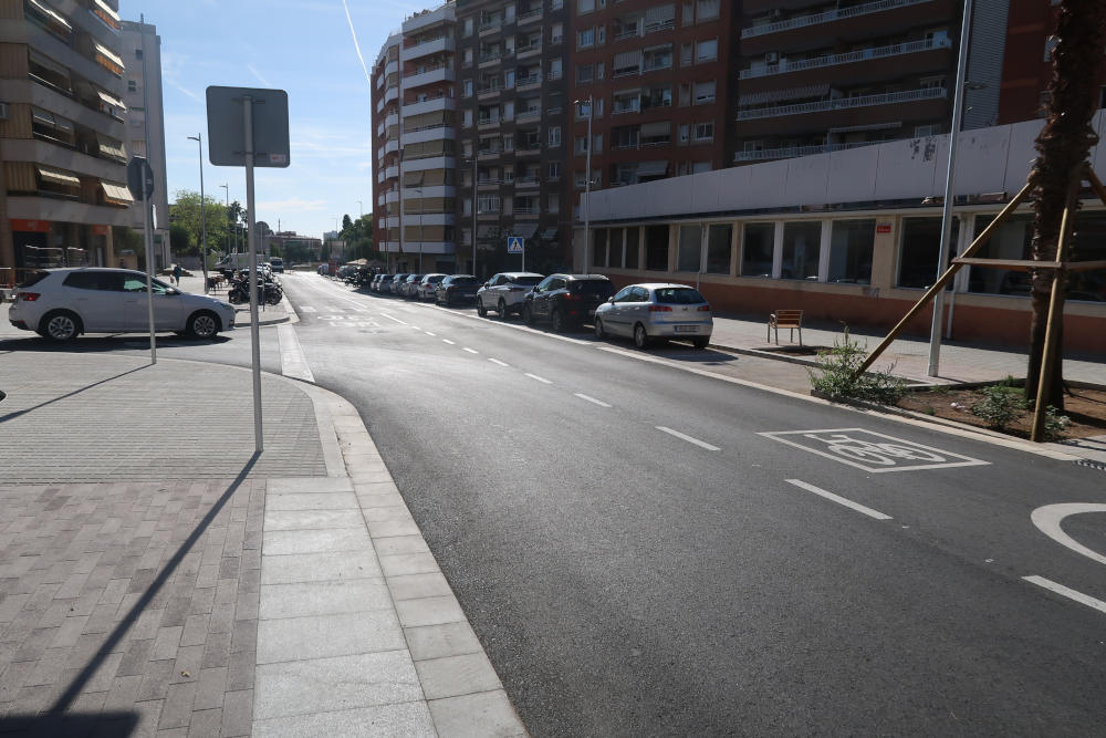 Estat actual de la part ja finalitzada de la remodelació de l'avinguda Eramprunyà. Al fons, plaça Catalunya.