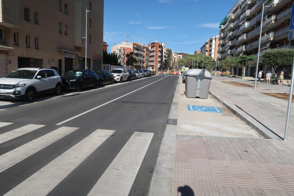 Estat actual del tram ja finalitzat de la remodelació de l'avinguda Eramprunyà. Al fons, el desviament obligatori a l'alçada del carrer de les Colomeres.