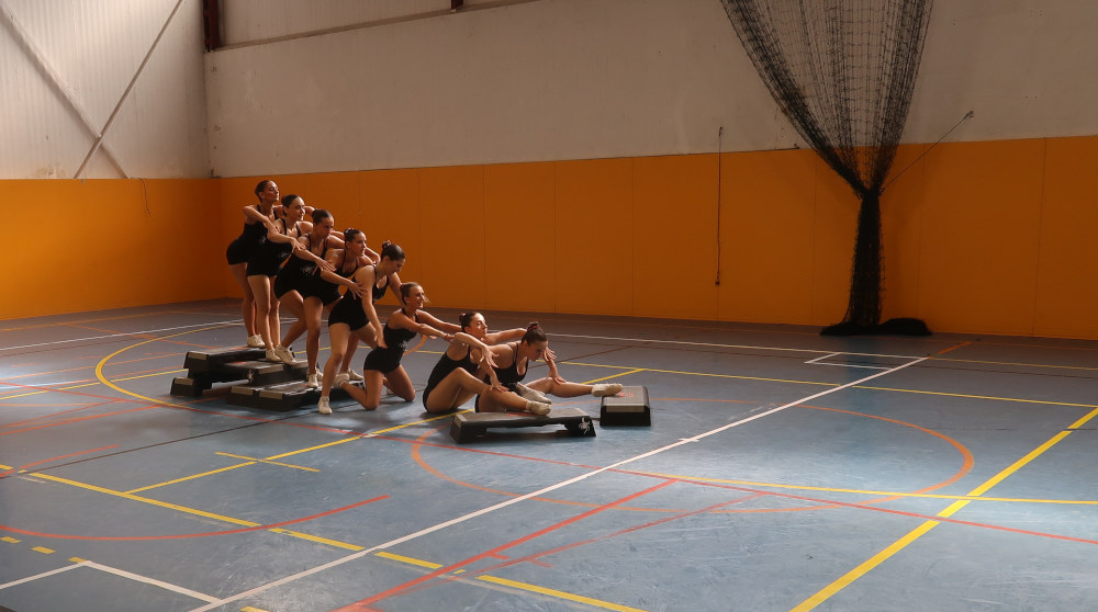 Un moment de la coreografia que ha preparat l'equip d'Unique Gymnastics