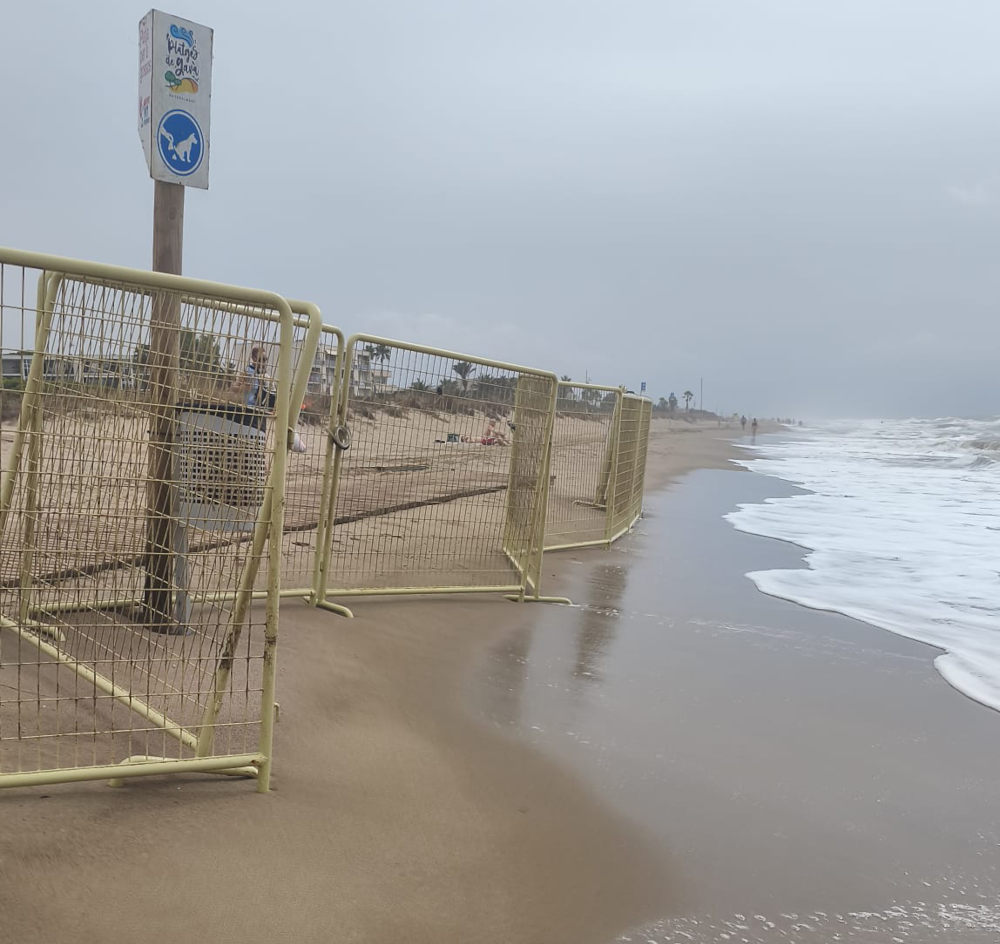 La Policia Municipal ha precintat la platja de gossos amb aquestes tanques