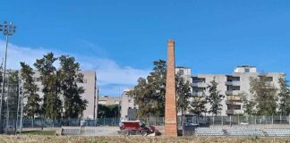 Comencen els treballs per renovar la gespa de La Bòbila gespa