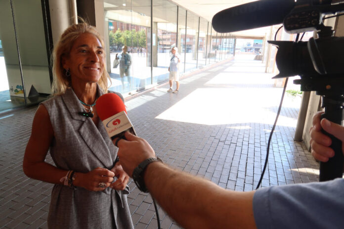 Mónica Parés, aquest matí davant l'Ajuntament de Gavà antena