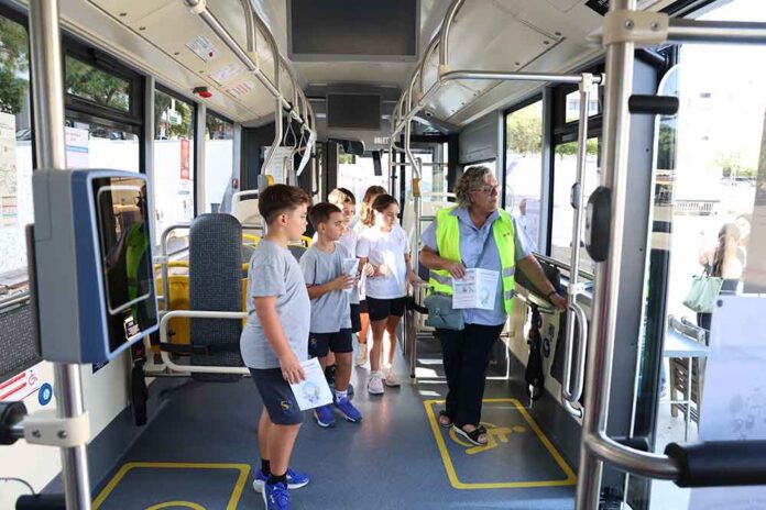 Els infants de Gavà descobreixen com anar en bus