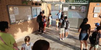 Inici del nou curs escolar a mig gas per la vaga dels docents Inici del nou curs escolar a mig gas
