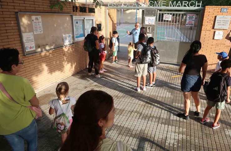 Inici del nou curs escolar a mig gas per la vaga dels docents Inici del nou curs escolar a mig gas